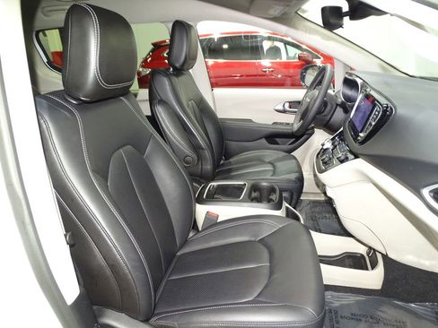 Used 2024 Chrysler Pacifica Touring-L image 16