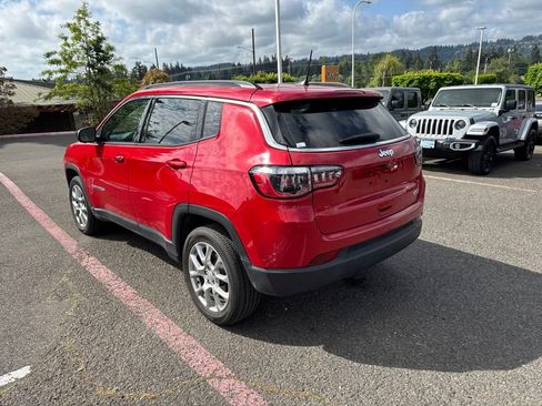 Used 2023 Jeep Compass Latitude w/ Sun and Sound Group AWD/4WD image 6