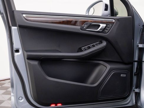 Used 2022 Porsche Macan S w/ Premium Package image 13