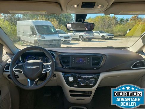 Used 2017 Chrysler Pacifica LX image 11
