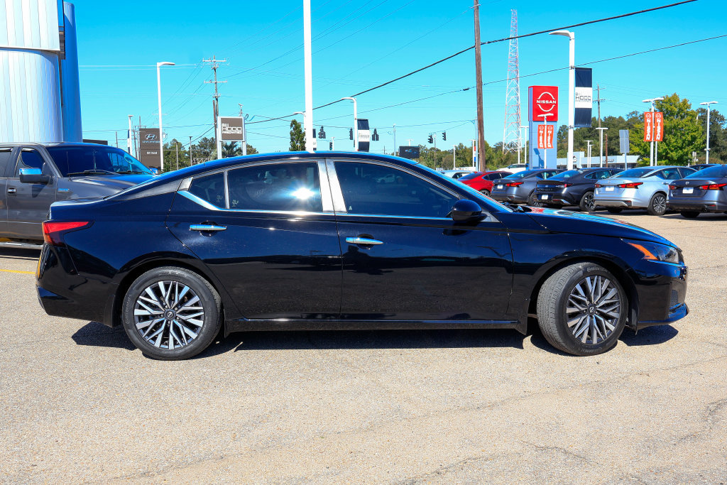 Used 2023 Nissan Altima 2.5 SV w/ SV Premium Package FWD image 22