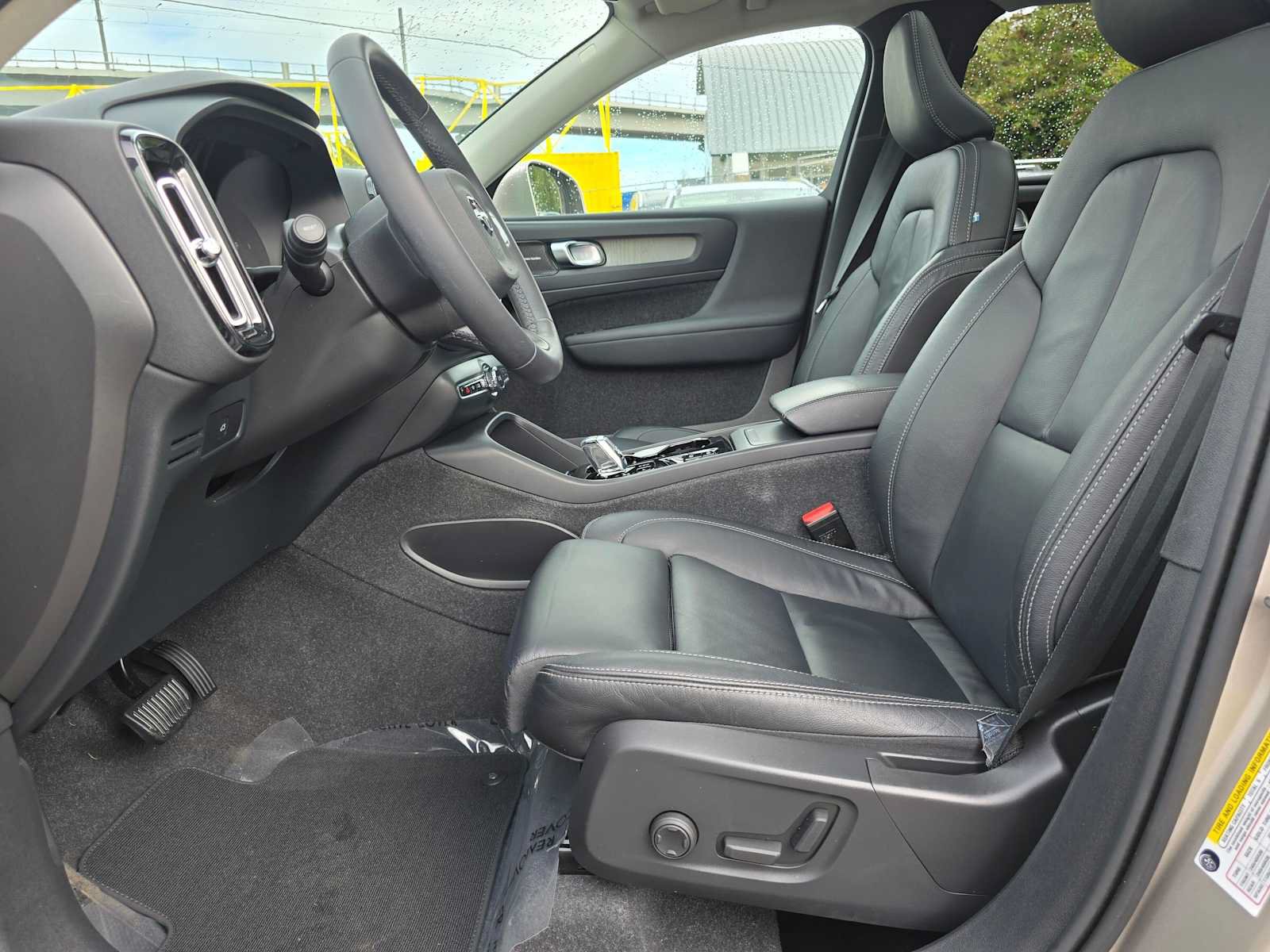Certified 2024 Volvo XC40 B5 Plus w/ Protection Package Premier AWD/4WD image 20
