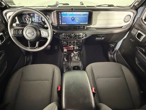 Used 2024 Jeep Wrangler Unlimited image 13