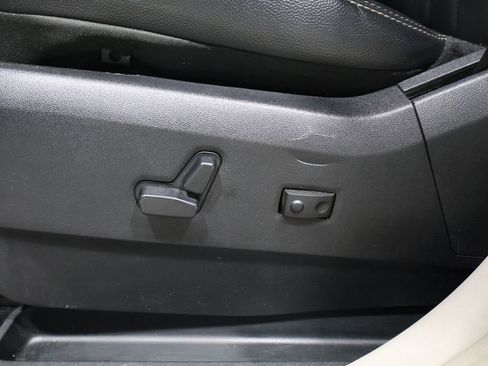 Used 2013 Chrysler Town & Country Touring image 10