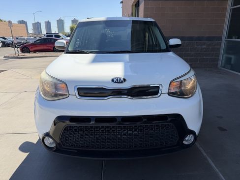 Used 2016 Kia Soul + image 10