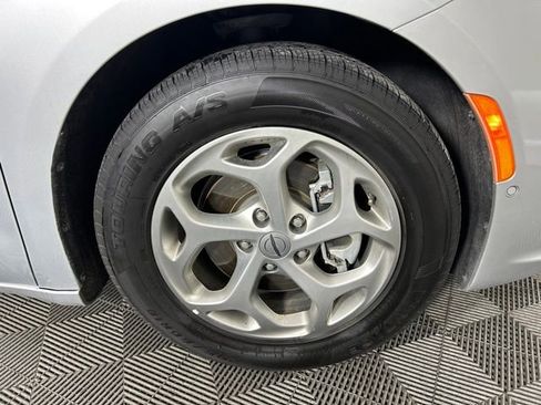 Used 2022 Chrysler Pacifica Limited FWD image 7