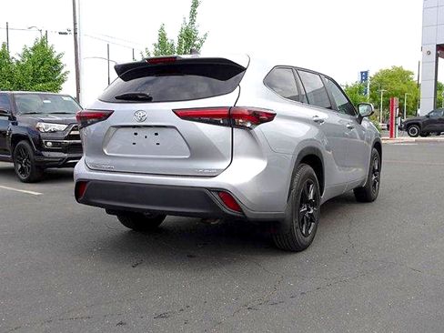 Certified 2024 Toyota Highlander LE AWD/4WD image 3