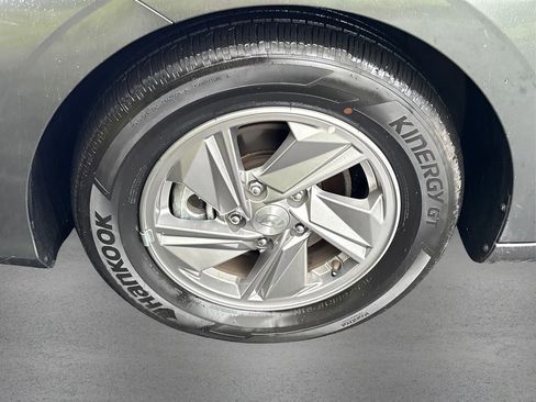 Certified 2025 Hyundai Elantra SE image 11
