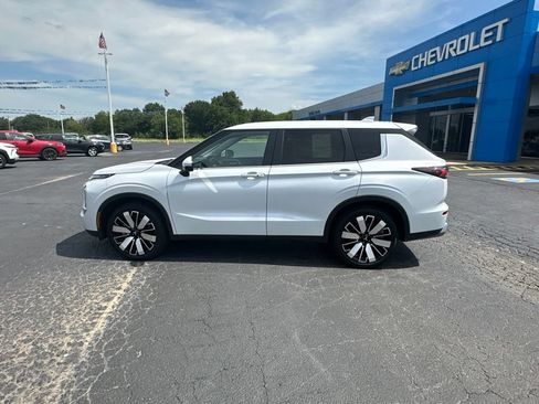 Used 2025 Mitsubishi Outlander SE FWD image 3