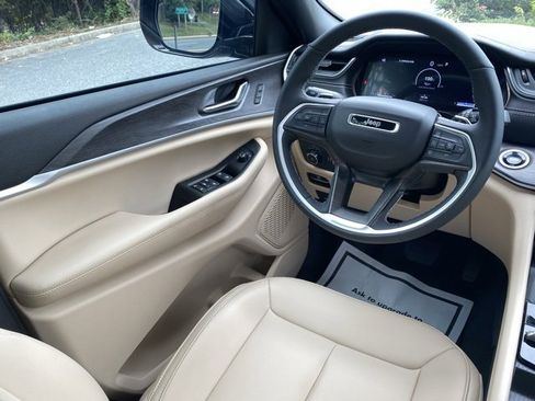 Used 2025 Jeep Grand Cherokee Limited image 32