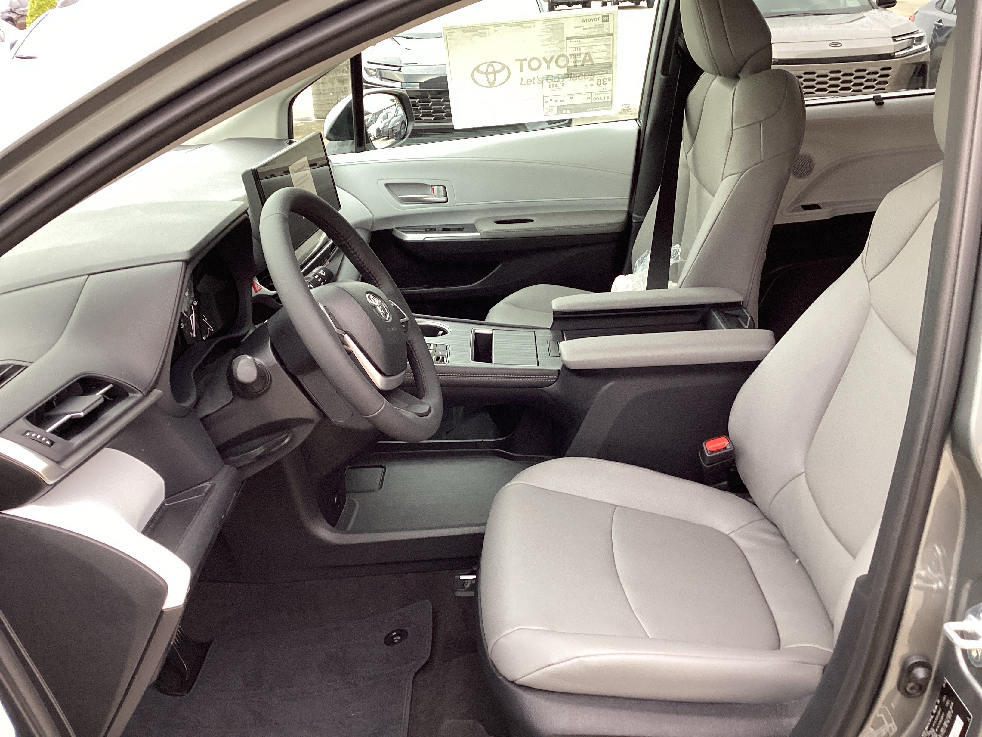 New 2026 Toyota Sienna XLE FWD image 5