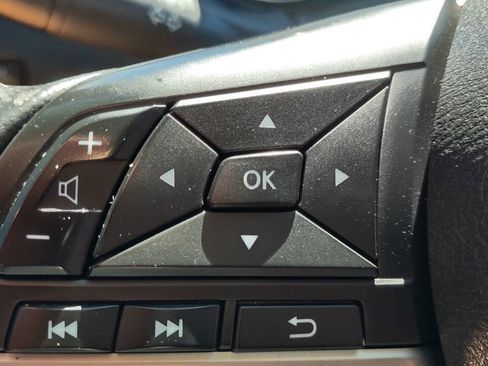 Used 2018 Nissan Rogue SV image 15