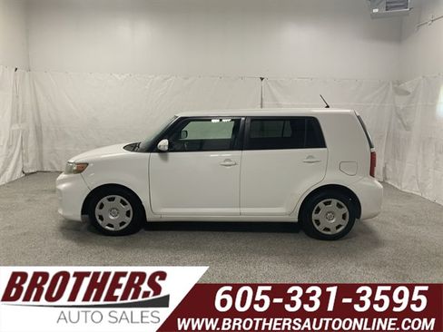 Used 2011 Scion xB FWD image 1