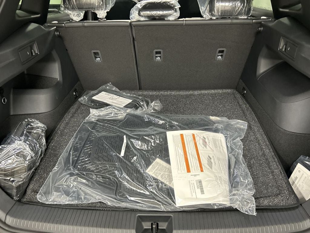 New 2026 Volkswagen Tiguan SE R-Line AWD/4WD image 17