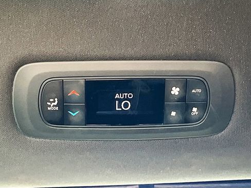 Used 2023 Chrysler Pacifica Touring FWD image 24