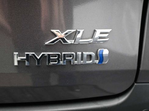 Used 2022 Toyota Sienna XLE image 6