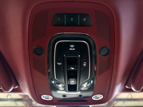 Used 2018 Bentley Bentayga image 96