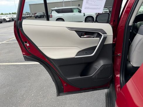 Used 2020 Toyota RAV4 XLE w/ Convenience Package AWD/4WD image 16