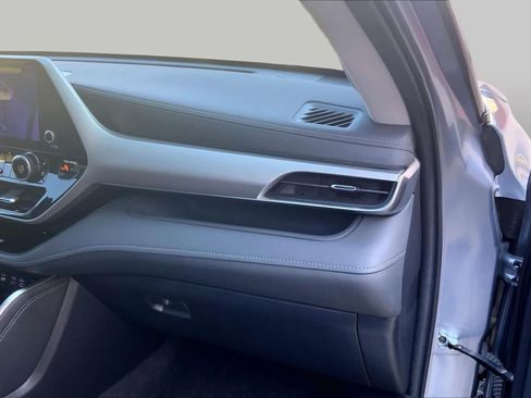 Used 2023 Toyota Highlander Platinum FWD image 19