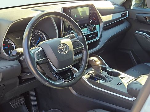 Used 2021 Toyota Highlander XLE image 18