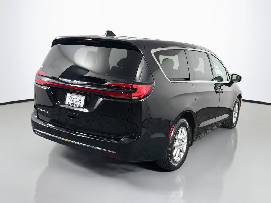Used 2024 Chrysler Pacifica Touring-L FWD image 7