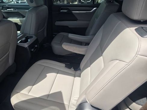 Used 2025 GMC Acadia Elevation w/ Elevation Premium Package FWD image 12