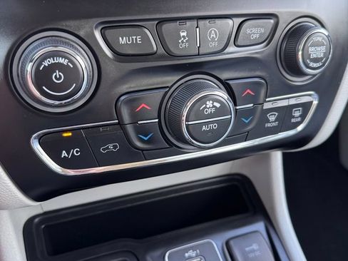 Used 2019 Jeep Cherokee Limited FWD image 20