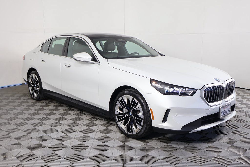 Used 2025 BMW i5 eDrive40i w/ Executive Package RWD image 3