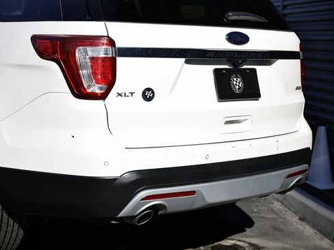 Used 2017 Ford Explorer XLT w/ Equipment Group 202A image 8