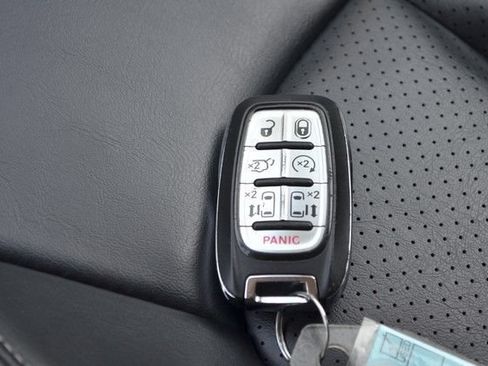 Used 2023 Chrysler Pacifica Touring-L FWD image 25