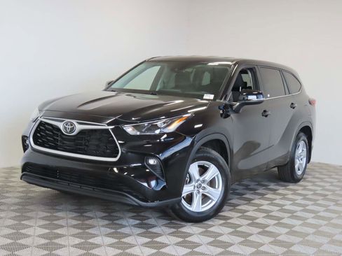 Used 2024 Toyota Highlander LE AWD/4WD image 1