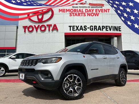 Used 2025 Jeep Compass Trailhawk w/ Trailer Tow Group AWD/4WD image 1