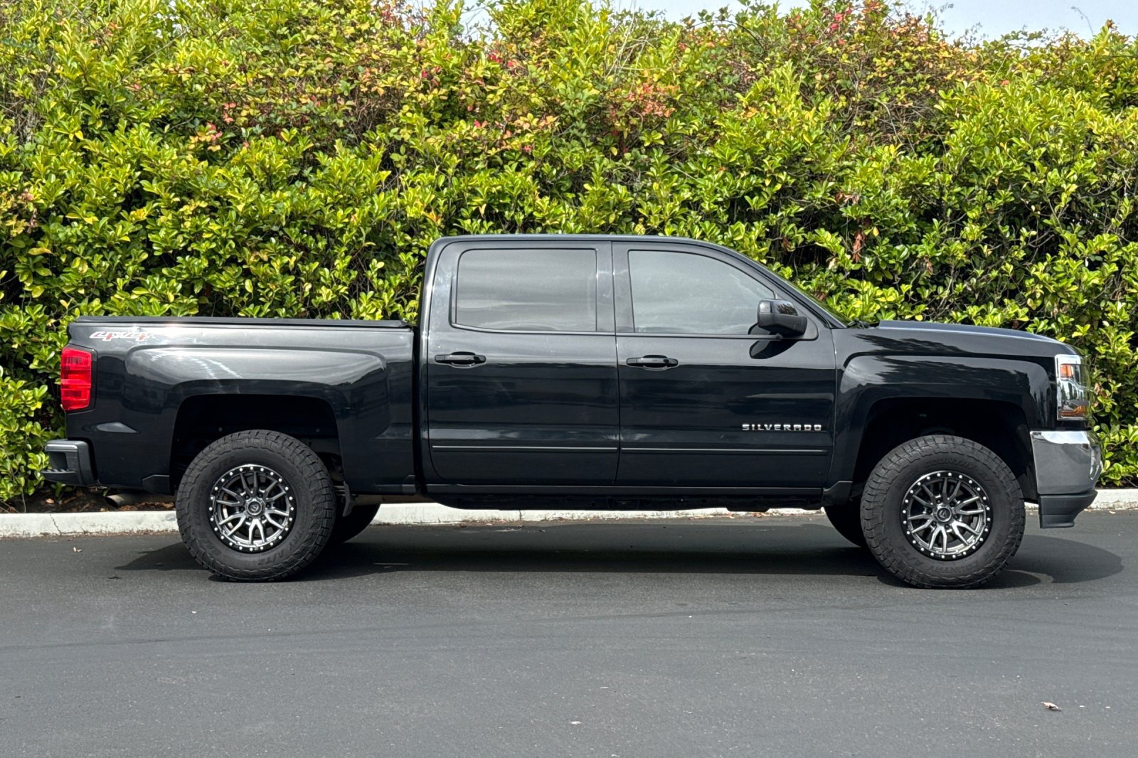 Used 2018 Chevrolet Silverado 1500 LT w/ LT Eassist Package AWD/4WD image 3