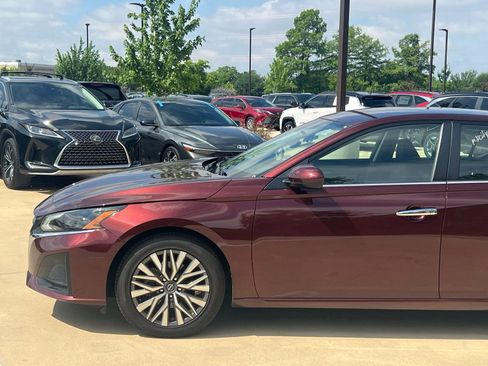 Used 2023 Nissan Altima 2.5 SV FWD image 7