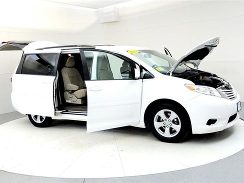 Used 2015 Toyota Sienna LE image 12