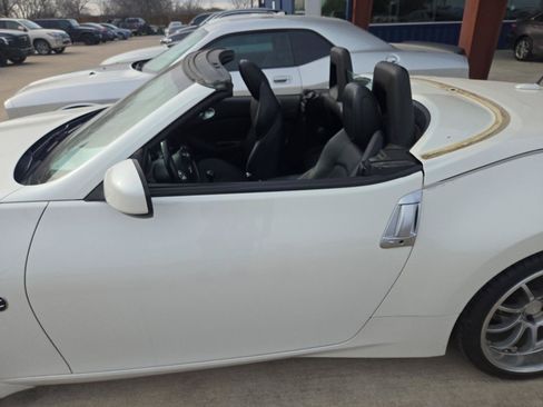 Used 2016 Nissan 370Z Touring RWD image 8