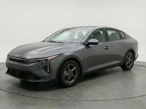 Used 2025 Kia K4 LXS image 3