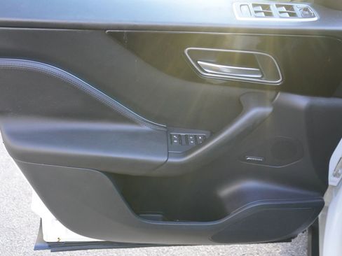 Used 2020 Jaguar F-PACE Premium image 31