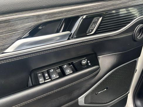 Used 2022 Jeep Wagoneer Series III w/ Flexible Seating Group image 20