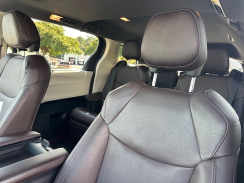 Used 2024 Toyota Sienna Platinum image 18