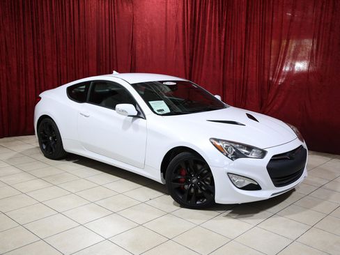 Used 2014 Hyundai Genesis 3.8 RWD image 2