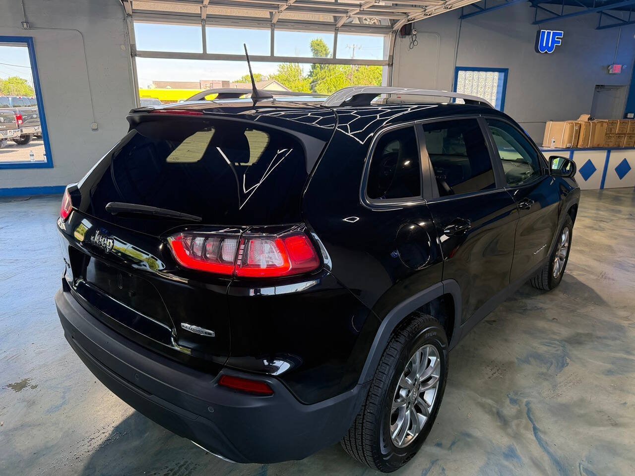 Used 2019 Jeep Cherokee Latitude Plus w/ Cold Weather Group AWD/4WD image 8