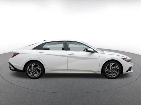 Used 2025 Hyundai Elantra SEL FWD image 10
