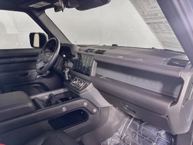 Certified 2025 Land Rover Defender 130 X-Dynamic SE AWD/4WD image 32