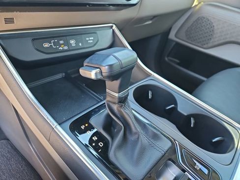 Used 2025 Kia Carnival EX image 25