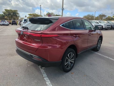 Used 2022 Toyota Venza LE image 6