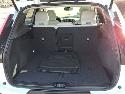 Certified 2023 Volvo XC40 B4 Plus w/ Climate Package image 29