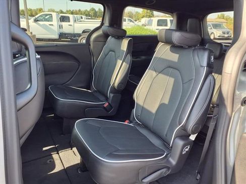 New 2026 Chrysler Pacifica Limited w/ S Appearance Package FWD image 16