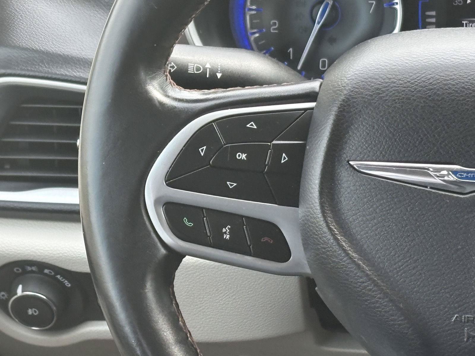 Used 2018 Chrysler Pacifica Touring-L w/ Tire & Wheel Group FWD image 12
