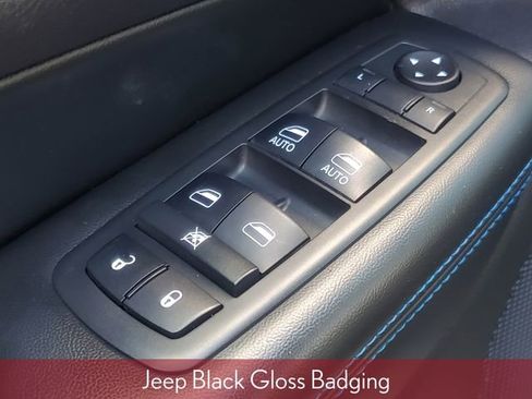 Used 2019 Jeep Grand Cherokee Laredo image 12